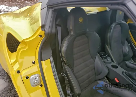 2015 Alfa Romeo 4C Spider z USA, uszkodzony, nr VIN ZARBAAB49FM169436